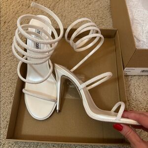 Steve Madden 7.5 Exotica Wrap Heels in Pearl